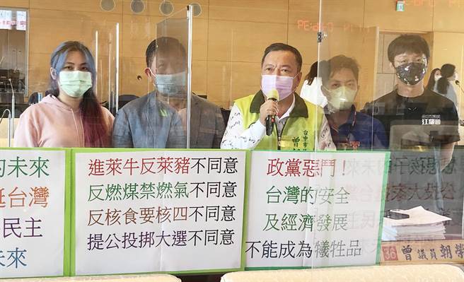 市議員曾朝榮(左三)等針對萊豬、萊牛議題，質詢市長盧秀燕的看法？（陳世宗攝）