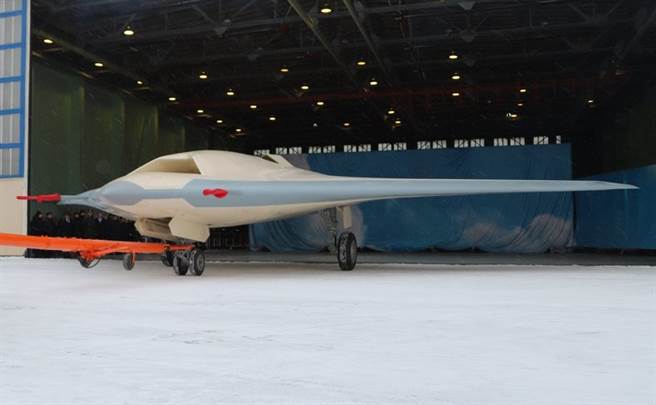 俄罗斯14日首秀新版S-70「猎人」（Okhotnik）无人战机原型。（俄罗斯联合航空制造集团，UAC）