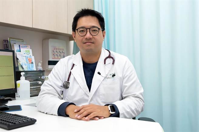 竹北市东元综合医院呼吸胸腔科医师郭欣平建议民眾，打新冠、流感、肺炎链球菌3剂疫苗，提升保护力。（罗浚滨摄）