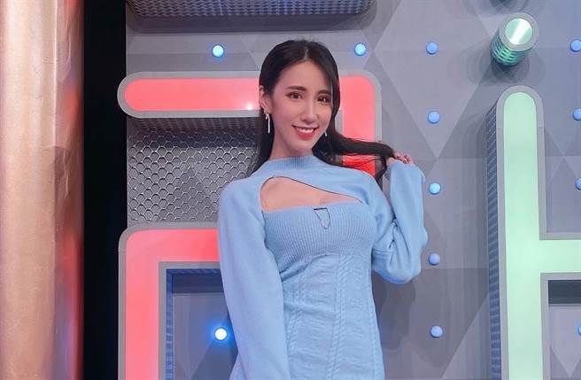 「瑤瑤」黃喬歆辣穿胸口挖洞的洋裝錄影。（圖／取材自黃喬歆Instagram）