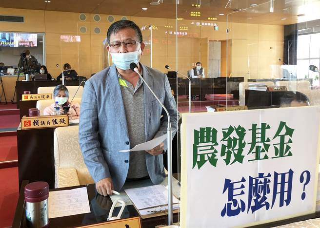 市議員李天生今天質詢說，農發基金補助營養午餐為何會政策前後不一？（陳世宗攝）