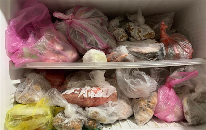 有網友要幫媽媽把虱目魚拿出來退冰，沒想到冰箱門一開竟是滿滿食材，根本找不到虱目魚在哪裡。（圖／翻攝臉書社團爆怨公社）