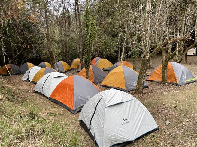 霞喀罗古道的白石驻在所是热门扎营场地，但林道两侧平坦处却被新竹林区管理处合作的协作团队数十顶帐篷占满。（山友提供／邱立雅竹市传真）