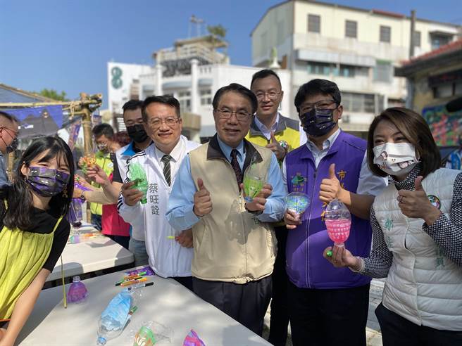 台南市長黃偉哲(中)邀請全民走一趟龍崎，探訪由光景藝術打造而成的夢幻祕境。(曹婷婷攝)