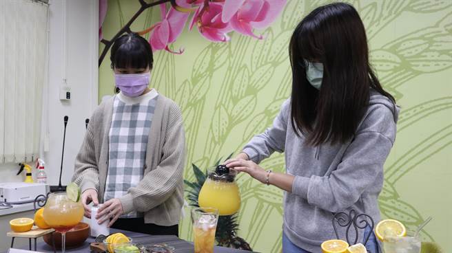 柳丁不只果肉能吃，榨成汁更美味。（张毓翎摄）