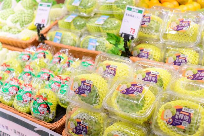 全联今（15日）宣布加码，民眾即日起至12月底至设有施打点的门市接种，可获单颗79元的台东凤梨释迦健康礼。（全联提供）