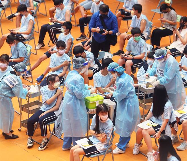 12月20日起將陸續安排12至17歲青少年接種第2劑BNT疫苗，台北、台中及宜蘭12月16日率先開打。(陳怡誠攝)