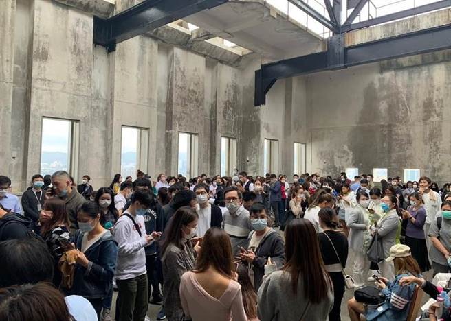 香港世貿中心火災，傳上百人緊急疏散待救。（圖／翻攝自《東網》）