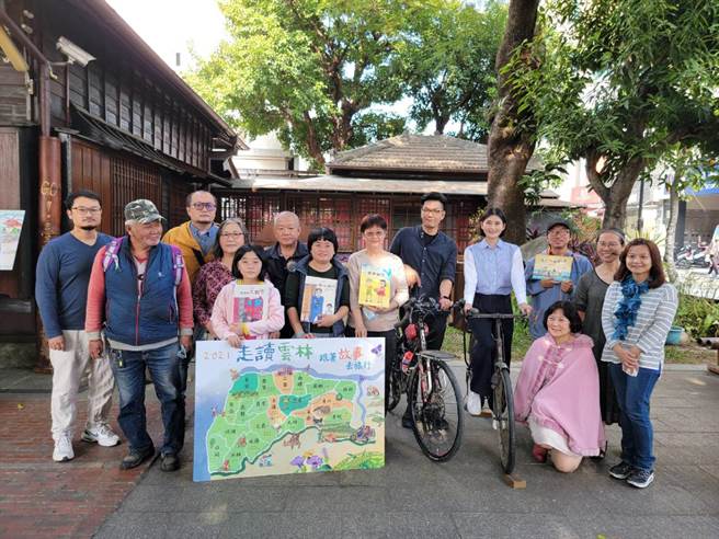 云林县政府发表3本社区绘本新书，透过故事屋与走读行脚与民眾分享。（张朝欣摄）
