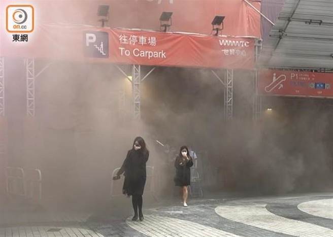 香港世貿中心火災，傳上百人緊急疏散待救。（圖／翻攝自《東網》）