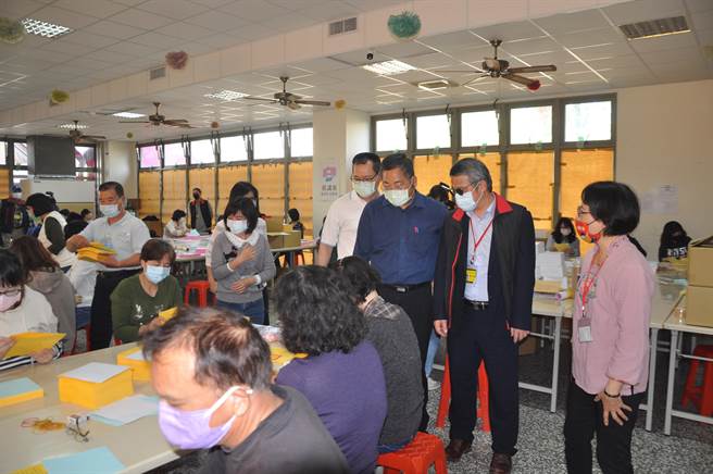 1218公投在即，苗栗縣選舉委員會代理主任委員陳斌山、總幹事彭基山與及監察小組召集人張智宏等人，15日上午視察點領公投票作業。（李京昇攝）