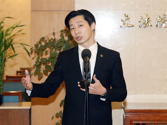 无党籍立委林昶佐突然宣布从来没有排斥加入民进党，被媒体喻为震撼弹，他随即又解释说，他一直是这个理论，加入国民党才是震撼弹吧。（资料照，姚志平摄）