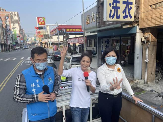 立委高金素梅（中）今（15日）到云林用宣传车扫街呼吁本周六公投日请全投同意票。（周丽兰摄）