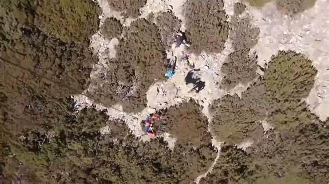 胡女今早被山友發現已墜谷在玉山南峰50公尺處身亡，遺體已吊掛送往旗山醫院，待檢方相驗。（翻攝照片／林雅惠傳真）
