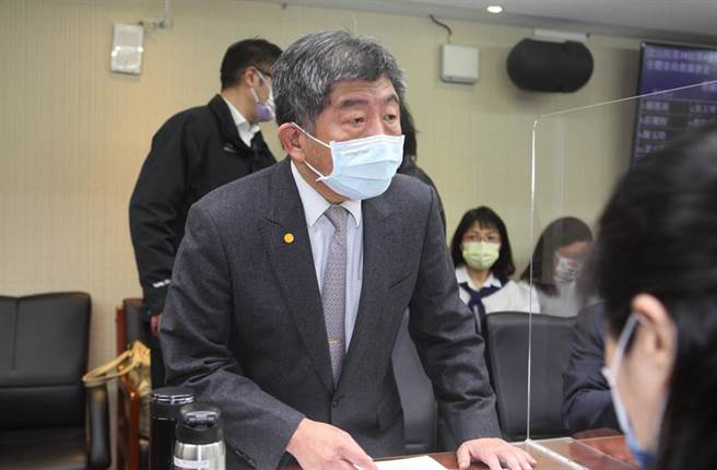 台北市副市長蔡炳坤日前表示，希望民眾接種完整兩劑疫苗，否則就要開罰，對此，衛福部長陳時中（中）15日受訪表示，目前沒有強制施打疫苗的規定，但希望大家還是要保護自己、保護社區，把疫苗打好打滿，符合第三劑也可以盡快接種。（張鎧乙攝）
