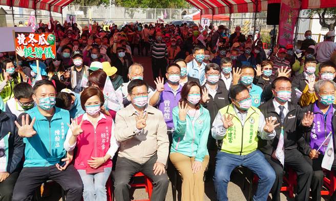 台中市第二选区立委补选，民进党候选人林静仪15日在在乌日东女慈圣宫成立「彰化南投乡亲挺林静仪后援会」会后与南投、彰化乡亲合影。（黄国峰摄）