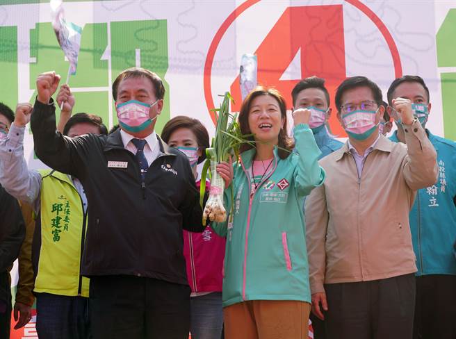 台中市第二选区立委补选，民进党候选人林静仪15日在在乌日东女慈圣宫成立「彰化南投乡亲挺林静仪后援会」支持者送上蒜头，祝她当选。（黄国峰摄）