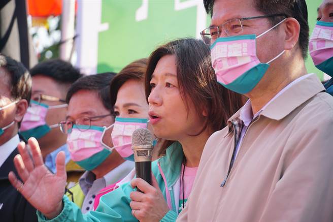 台中市第二选区立委补选，民进党候选人林静仪15日在在乌日东女慈圣宫成立「彰化南投乡亲挺林静仪后援会」她表示会肩负起地方民眾的期望赢得胜选。（黄国峰摄）