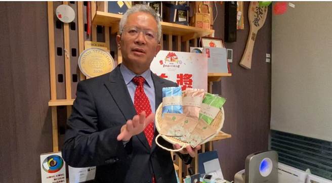 为推广泡汤新文化，臻品植萃创办人陈勇利研发泡汤包、养生花草茶，今年更以「泡汤养生茶礼盒」获得台中市十大伴手礼首奖。（冯惠宜摄）