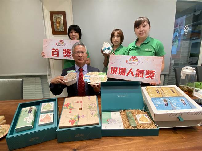 臻品植萃是中西医双博士陈勇利根据近30年临床经验、上百万处方经验，开发出花草茶、手工皂、面膜与泡汤包4类平常就可以养生的花草商品，其产品荣获包括德国iF、红点等22项国际大奖。（冯惠宜摄）