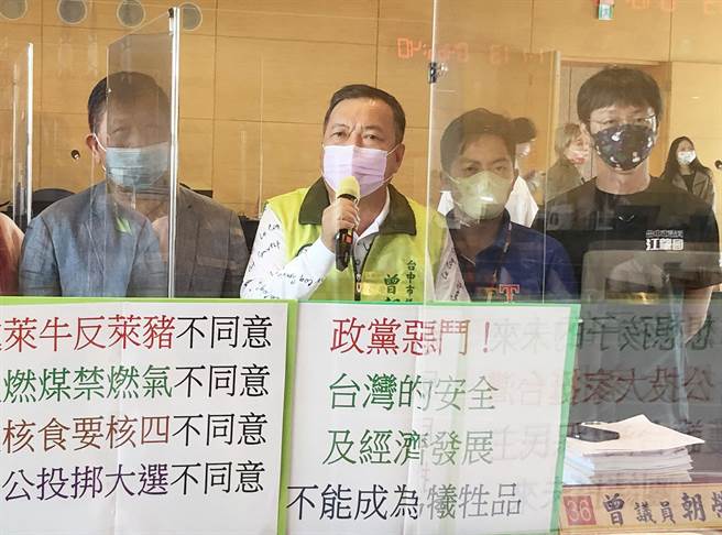 市議員曾朝榮(左二)為清潔隊員請命，要求市府儘速解決人力短缺窘境增加隊員編制，維持市容與環境衛生。（陳世宗攝）