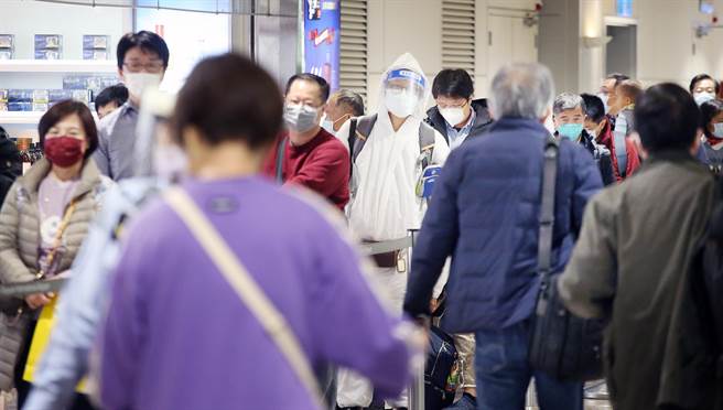 农历春节即将到来，昨日晚间桃园机场出现的首个入境高峰期，人数高达3000人。（资料照，范扬光摄）
