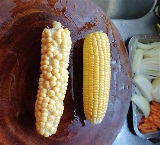 有网友处理食材时，发现一根颗粒排列杂乱、满是坑洞的玉米，网友一看大推好吃，并解释玉米只是授粉不完全，还是可以食用。（图／翻摄脸书社团家常菜）