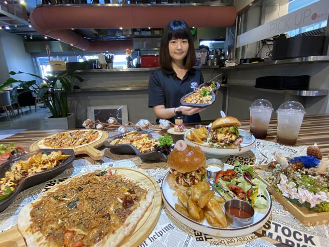 位台中车站铁鹿大街的欧棒咖啡12月推出了全台首创的「垃圾Plate」新品，使用通心粉、马铃薯泥做为基底，结合台湾在地食材与料理方式上桌前再淋上红酱、黄芥末酱等各种满满主厨特调的酱汁。（冯惠宜摄）