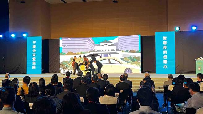 智慧应用在高雄已经是现在进行式，为让民眾秒懂各局处推动智慧应用，高市府15日也以小剧场方式藉由年轻学子实际演出。（柯宗纬摄）