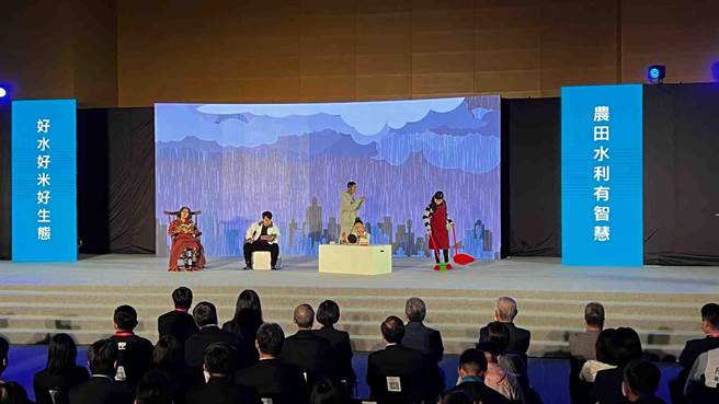 智慧应用在高雄已经是现在进行式，为让民眾秒懂各局处推动智慧应用，高市府15日也以小剧场方式藉由年轻学子实际演出。（柯宗纬摄）