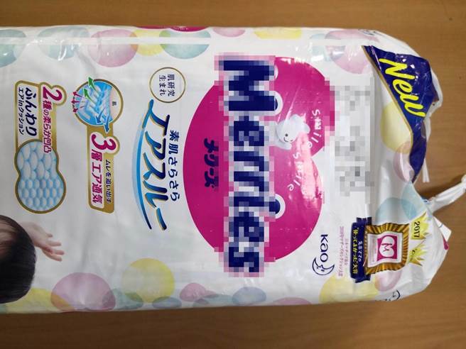 就是这包尿布，张姓男子开车返家途中，发现1位女性机车骑士脚踏垫掉落1包幼童尿布，赶紧拿到附近派出所想物归原主。（台中市太平分局提供／冯惠宜台中传真）