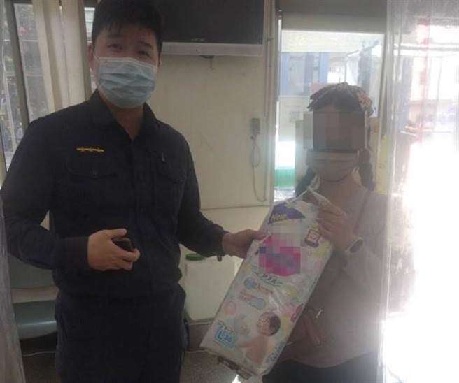 黄姓女子到派出所领回尿布，非常感谢张姓男子的热心协助，也对警方为民服务大讚肯定。（台中市太平分局提供／冯惠宜台中传真）