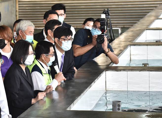 蔡英文总统（前左）15日走访永安区视察养殖渔业。（林瑞益摄）
