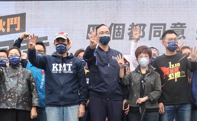 1218公投》朱立伦下催票动员令 蓝营民代明下午5点齐站路口。（资料照/陈信翰摄）