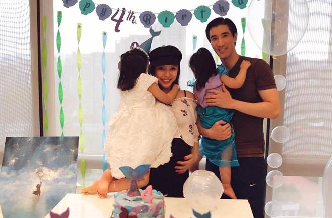 王力宏与李靓蕾昔日抱孩子甜蜜入镜。（摘自脸书）