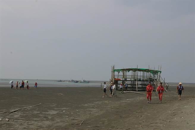 抢救「消失中的国土」外伞顶洲，第5河局规画北港溪河口抽沙养滩。（本报资料照片）