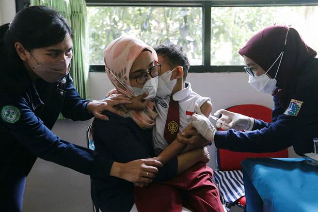印尼開始為6歲至11歲的孩童施打COVID-19疫苗。 (圖/路透社)