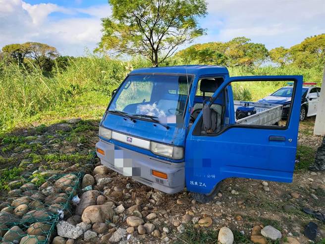 桃園市大園區有男子將貨車停在家門口，沒想到竟遭大膽小偷開走，員警火速於2小時尋回失竊車輛。（大園警分局提供／陳夢茹桃園傳真）
