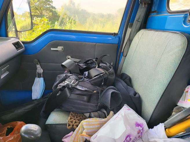 失竊車內發現1個疑似竊嫌留下的黑色包包，警方將根據罰單上記載的資料，循線通知陳姓男子到案說明。（大園警分局提供／陳夢茹桃園傳真）