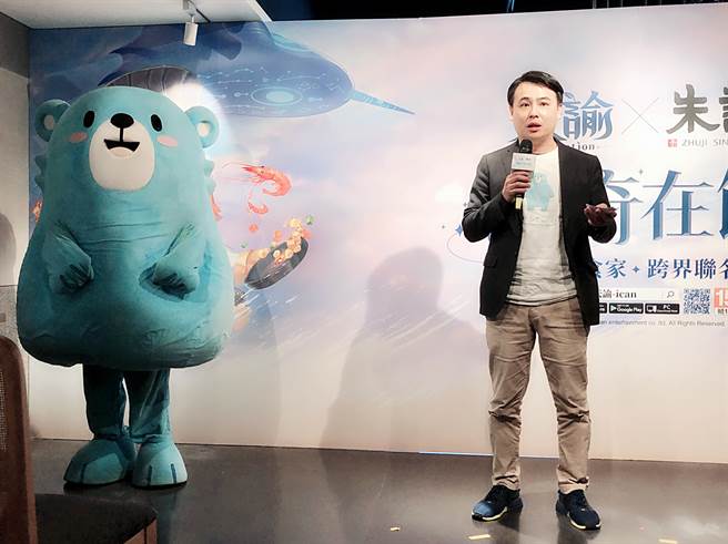 艾肯娱乐刘总监表示：《天谕》游戏中的「美食家」这个职业，能对朋友进行投食来改变他的外形，投食美味料理会使人变胖，投食暗黑料理会使人变瘦。（摄影/王雅芬）