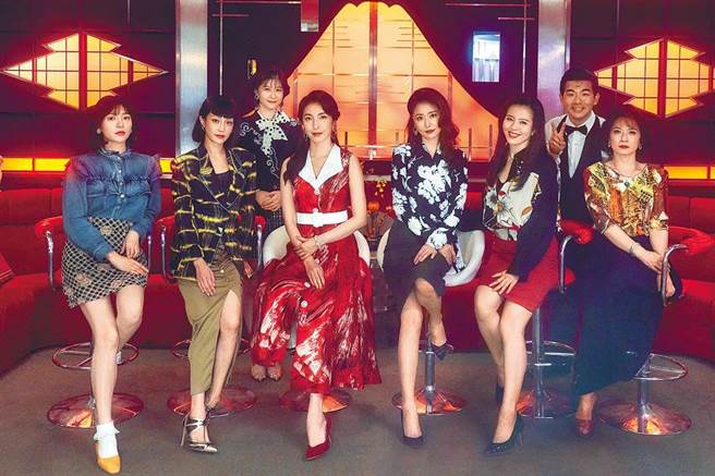 Netflix台剧《华灯初上》被评为2021最值得一看的台剧，不过也有网友为认为，可惜其中一个桥段是唯一败笔。图为《华灯初上》剧中演员，（前排左起）郭雪芙、谢欣颖、杨谨华、林心如、刘品言、谢琼暖，后排为江宜蓉、胡玮杰。（百聿数码提供）