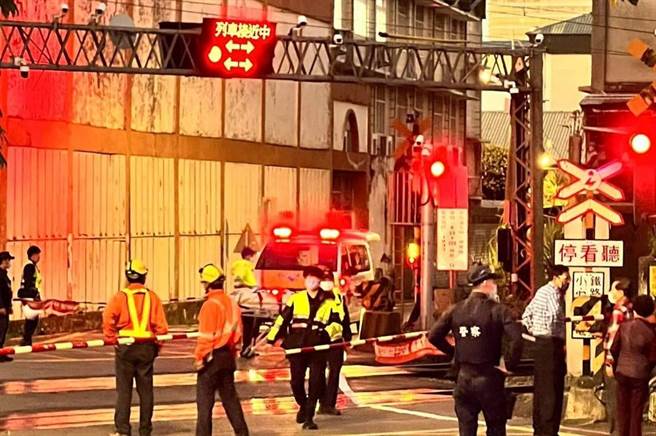中坜德育路平交道有行人闯入，遭普悠玛列车撞击。（图／翻摄爆料公社）