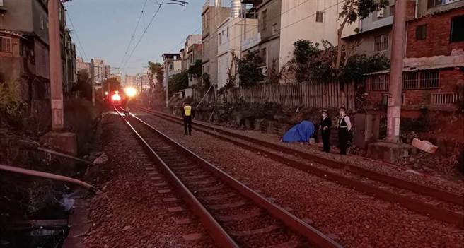 台铁15日晚间5点04分传出死伤事故，一列282次普悠玛列车撞上闯入平交道行人。（翻摄照片／吕筱蝉桃园传真）