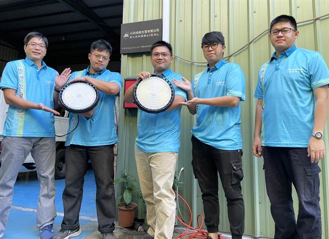 高雄「以勒绿能光电」新研发LED高空照明，包办高空维修，加上体积小、亮度高且散热快，更特别的是灯具提供三年保固等特点，堪称企业老板们的「救星」。（柯宗纬翻摄）