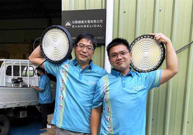 高雄「以勒绿能光电」新研发LED高空照明，包办高空维修，加上体积小、亮度高且散热快，更特别的是灯具提供三年保固等特点，堪称企业老板们的「救星」。（柯宗纬翻摄）