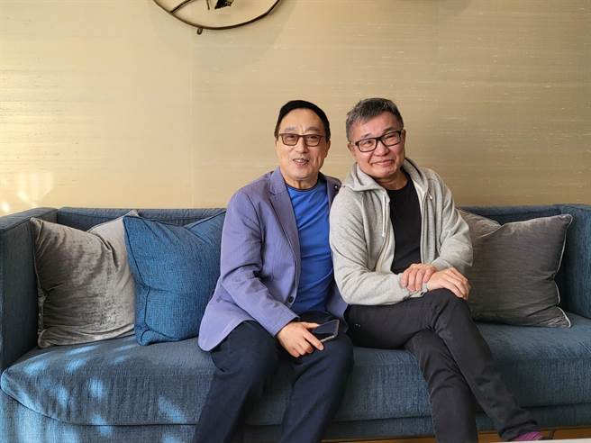 京剧名角李宝春（左）新挑战，推出京剧版《魔笛》，音乐设计由锺耀光（右）担任。（李欣恬摄）