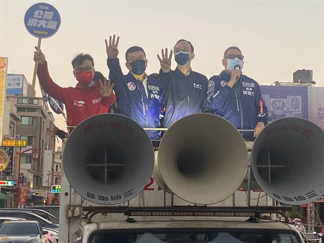 國民黨主席朱立倫（右二）15日傍晚來到新竹市竹蓮寺，與市議會議長許修睿（左二）率領的國民黨團，以車隊掃街的方式，在新竹市區主要街道掃街。（陳育賢攝）