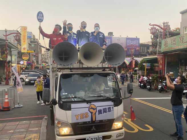 國民黨主席朱立倫（右二）15日傍晚來到新竹市竹蓮寺，與市議會議長許修睿（左二）率領的國民黨團，以車隊掃街的方式，在新竹市區主要街道掃街。（陳育賢攝）