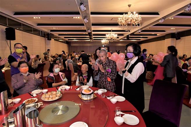 彰化縣政府表揚資深鄰長，多達164位鄰長，服務超過50年以上 ，縣長王惠美感謝鄰長們的付出。（吳敏菁攝 ）