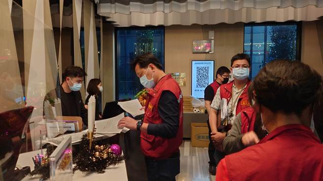春節檢疫專案昨展開，新北市副秘書長朱惕之今率各局處到飯店啟動聯合稽查。（新北市衛生局提供）